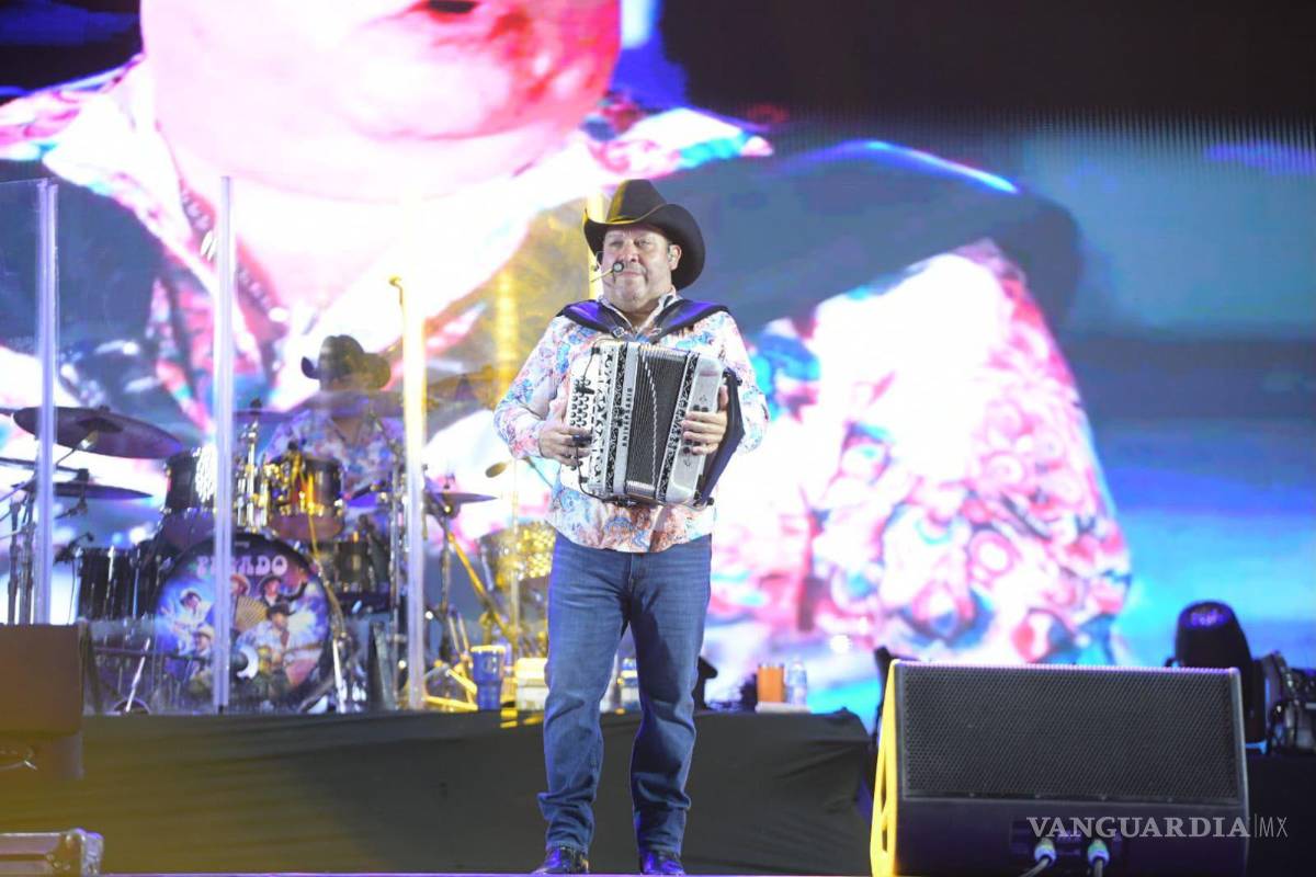 $!La agrupación Pesado cerró con éxito musical los festejos patrios en Acuña, haciendo vibrar a miles de asistentes en la Macroplaza.