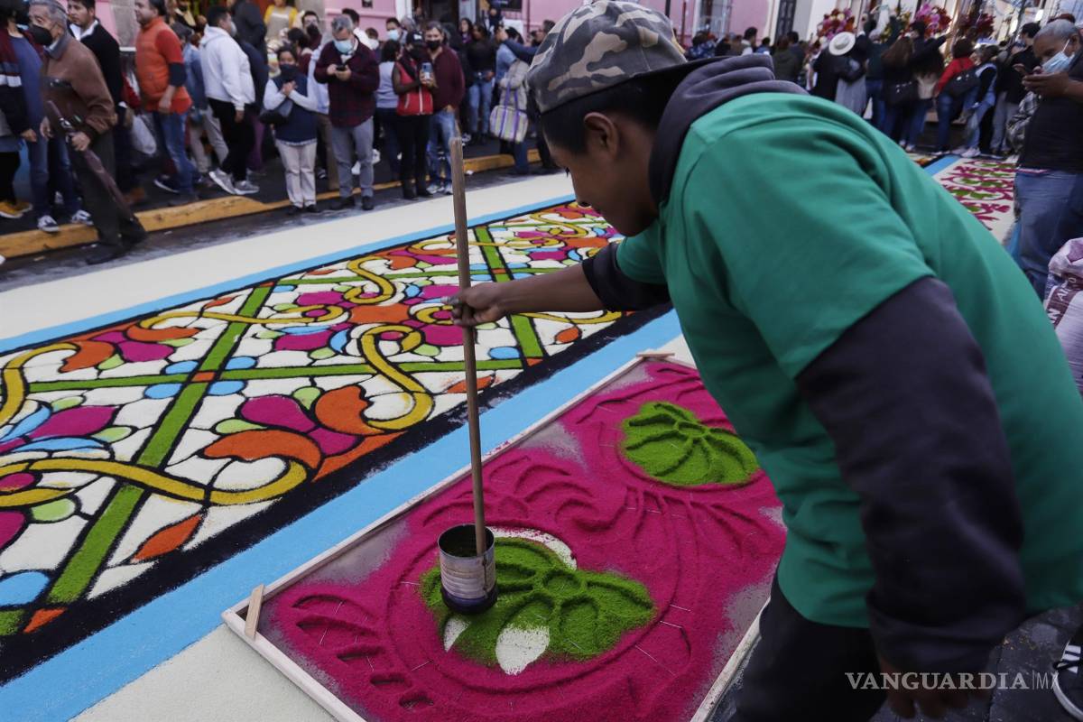 $!Un grupo de artesanos elaboran alfombras de colores de aserrín en la “Noche que Nadie Duerme” hoy, en el municipio de Huamantla, estado de Tlaxcala.