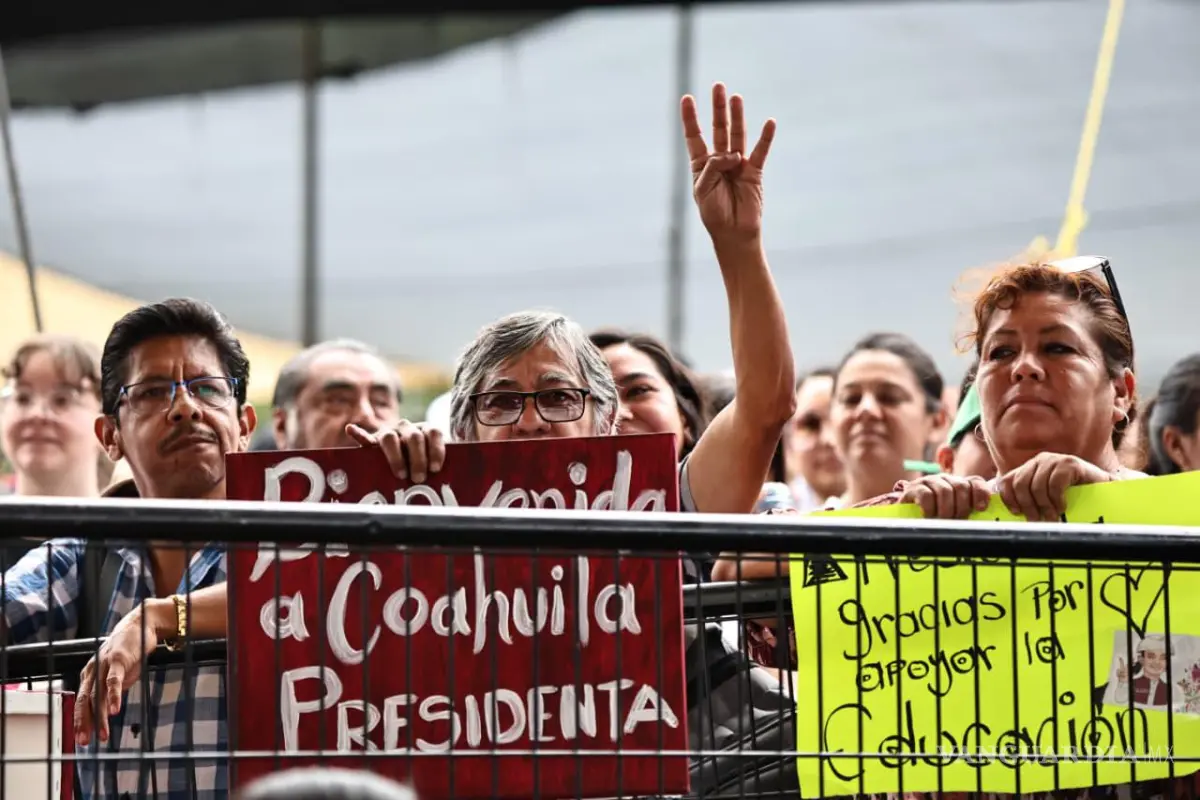 $!Las muestras de respaldo se hicieron visibles desde el público, donde asistentes llevaron pancartas y lanzaron consignas durante la visita presidencial.HÉCTOR GARCÍA