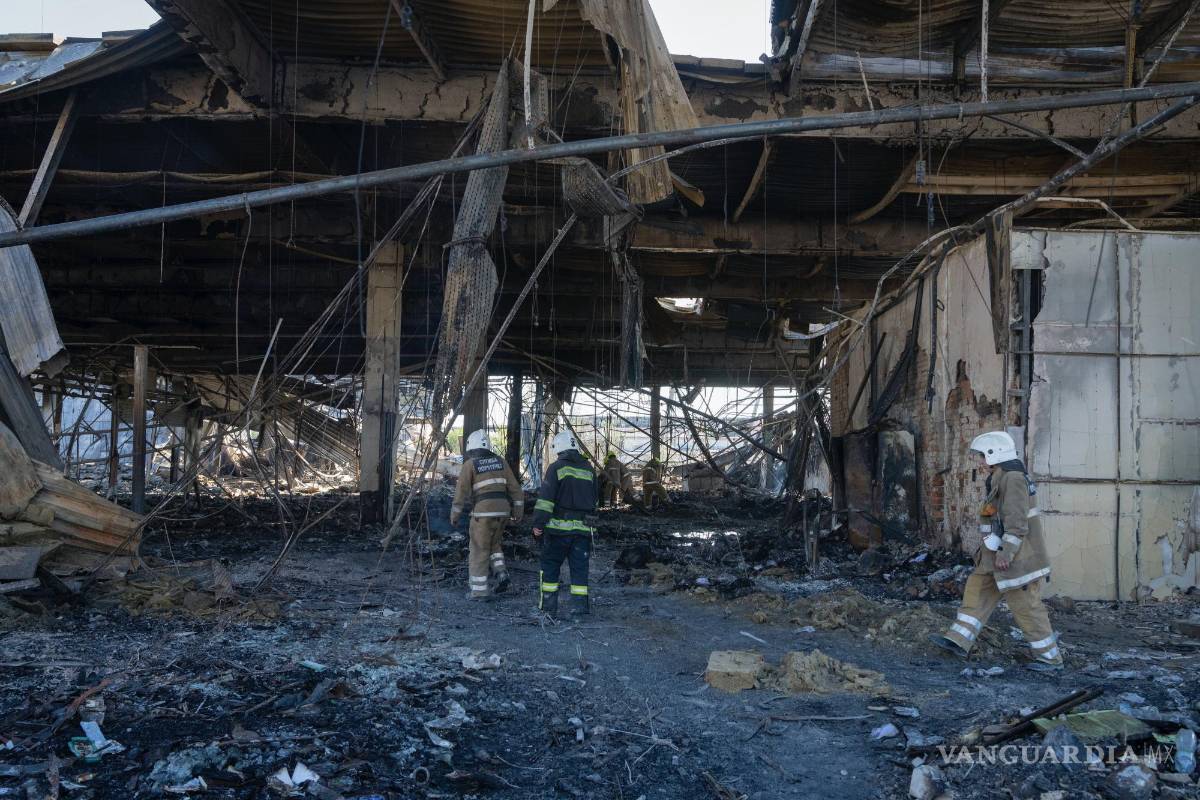 Rescatistas buscan víctimas en centro comercial ucraniano bombardeado por Rusia