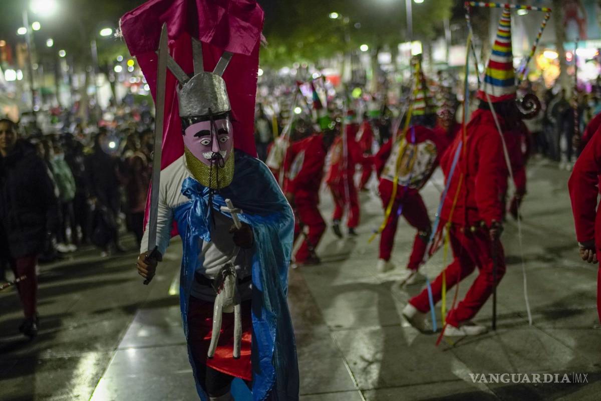 $!Bailarines de Elotepec, en el estado de Veracruz, actúan al llegar a la Basílica de Guadalupe en la Ciudad de México.