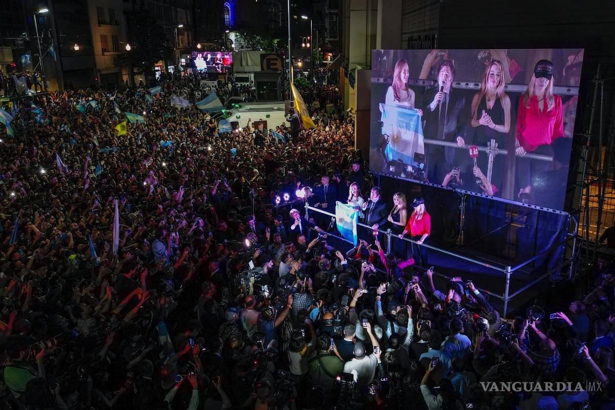 $!El candidato presidencial de la coalición Libertad Avanza Javier Milei habla frente a sus seguidores el domingo 19 de noviembre de 2023 en Buenos Aires, Argentina.