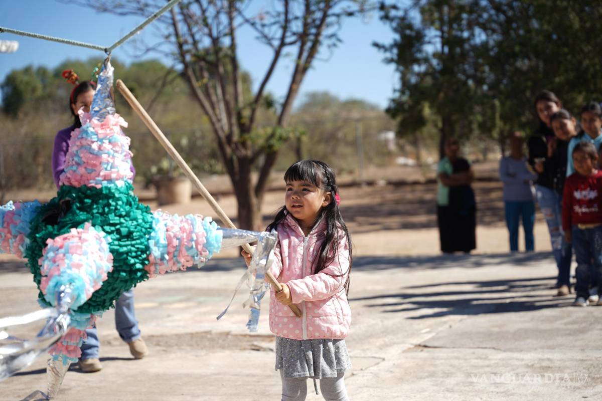 $!Con el apoyo de la Dirección de Desarrollo Rural y el Voluntariado del DIF Saltillo, se organizaron juegos, shows, piñatas y dinámicas para niñas y niños.