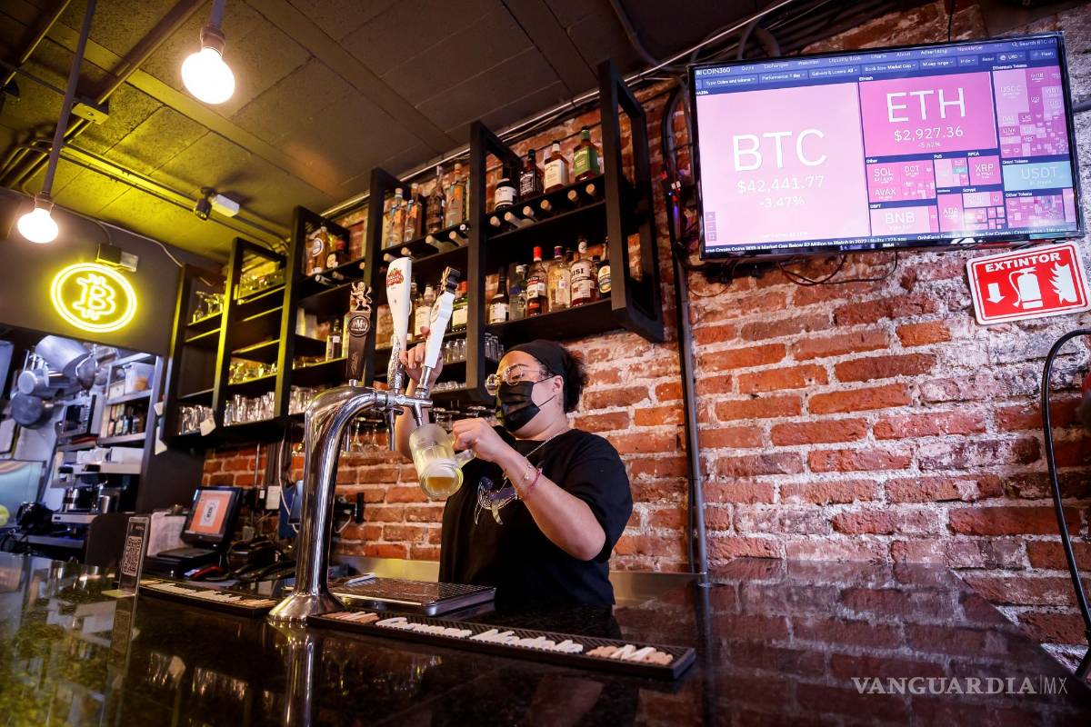 $!MEX5553. CIUDAD DE MÉXICO (MÉXICO), 19/02/2022.- Una empleada labora en el Bitcoin Embassy Bar, el 16 de febrero de 2022, en Ciudad de México (México). Las criptomonedas continúan siendo algo desconocido para muchos mexicanos, pero innovadores propuestas como el Bitcoin Embassy, un bar en la capital, buscan acercar este modelo de transacción comercial a todo el mundo y dar conocimientos gratuitamente. EFE/José Méndez