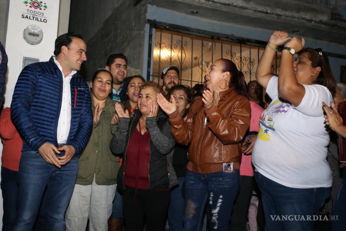 Estrena alumbrado la colonia Santa Cristina; Saltillo se prende