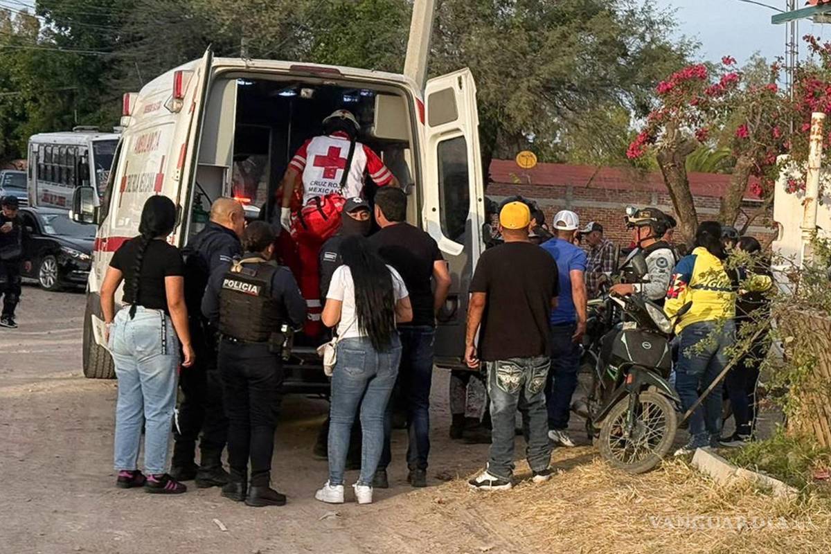 $!MEX3231. SALAMANCA (MÉXICO), 25/01/2026.- Integrantes de la Cruz Roja Mexicana llegan a la zona donde se cometió un ataque armado este domingo, en la ciudad de Salamanca (México). Al menos 11 personas murieron y 12 más resultaron lesionadas tras un ataque armado durante un partido de fútbol en la comunidad Loma de Flores, en el municipio mexicano de Salamanca, estado de Guanajuato, oeste de México. EFE/STR