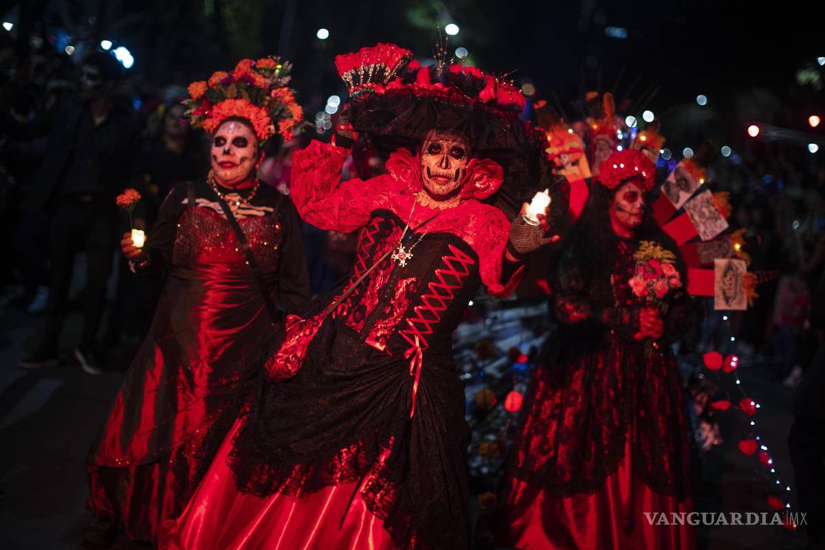 $!Personas caracterizadas de Catrinas participan en la Procesión de Catrinas como parte de las celebraciones por el Día de Muertos, en Ciudad de México.