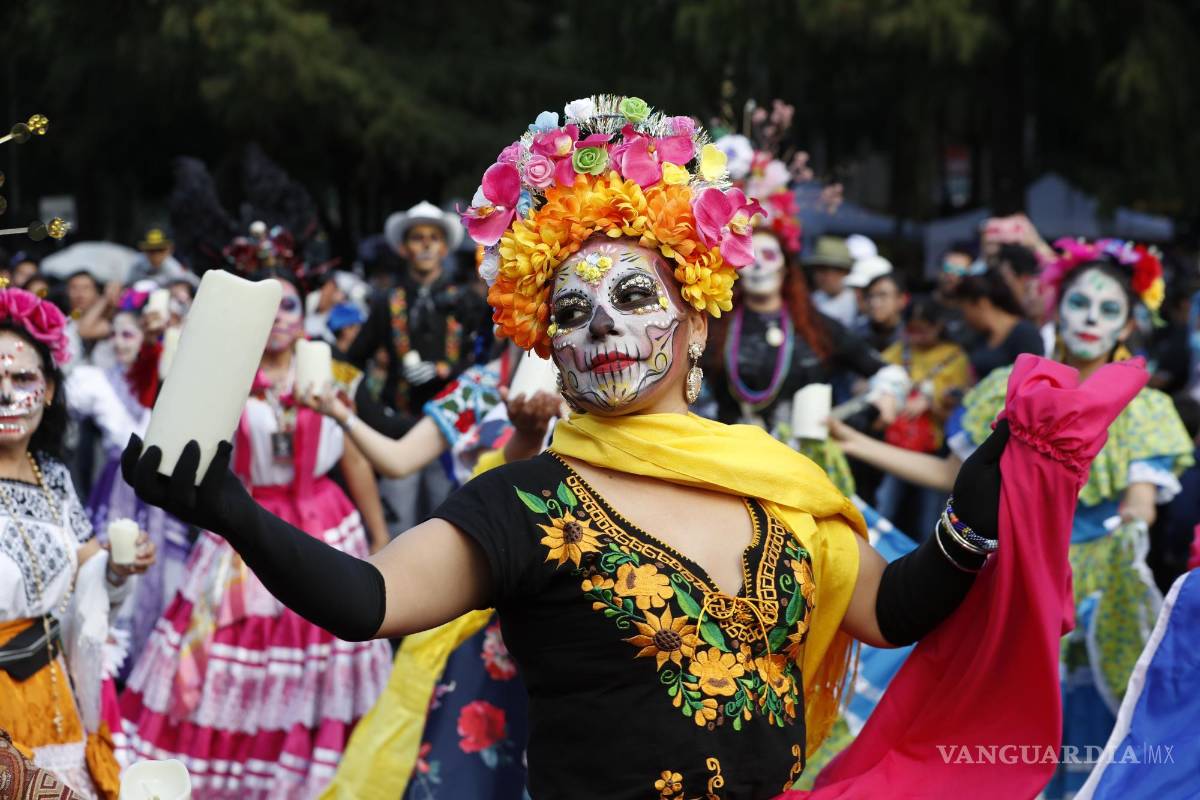 $!Mujeres participan en un desfile de catrinas en Ciudad de México (México).