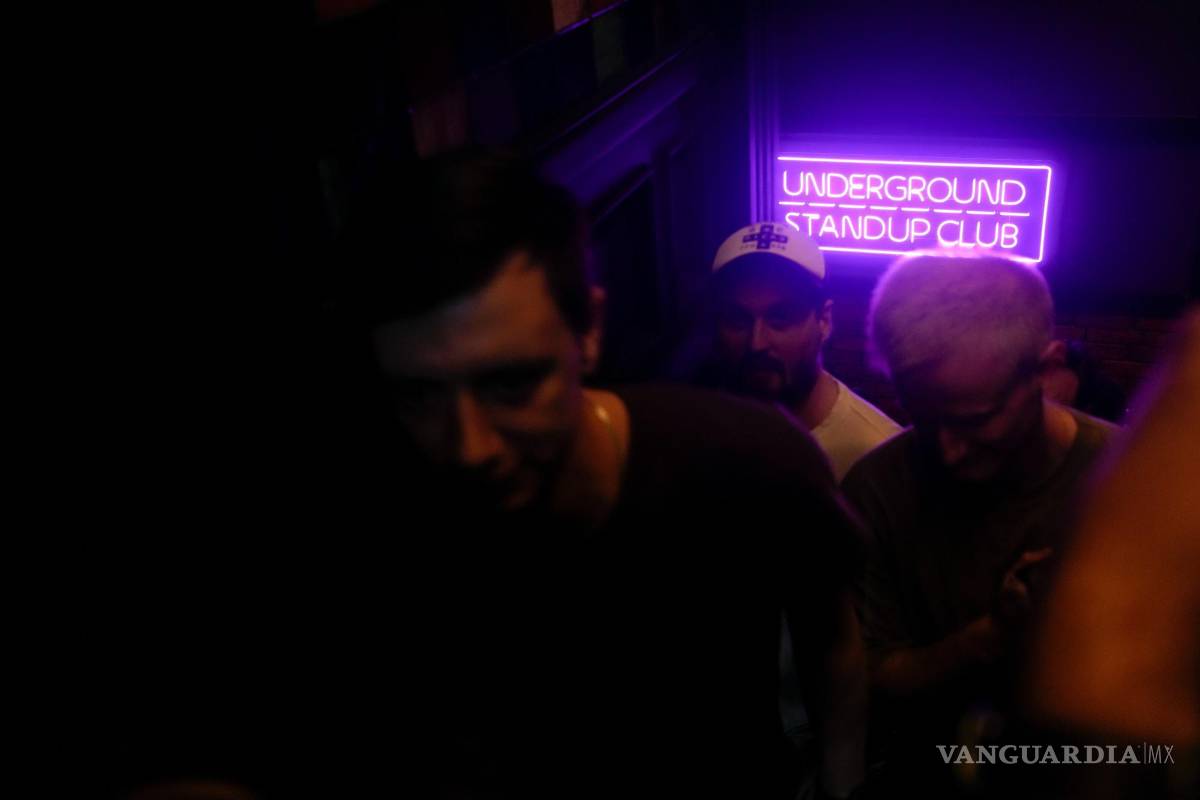 $!Personas saliendo de un espectáculo de comedia en Kiev, Ucrania.