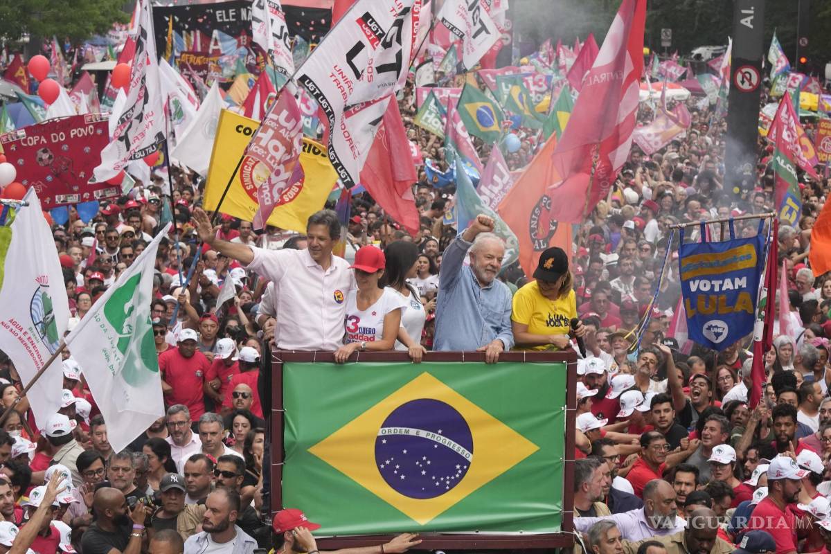 $!El expresidente de Brasil, Luiz Inácio Lula da Silva, y el candidato a gobernador de Sao Paulo, Fernando Haddad, saludan a sus partidarios en Sao Paulo, Brasil.