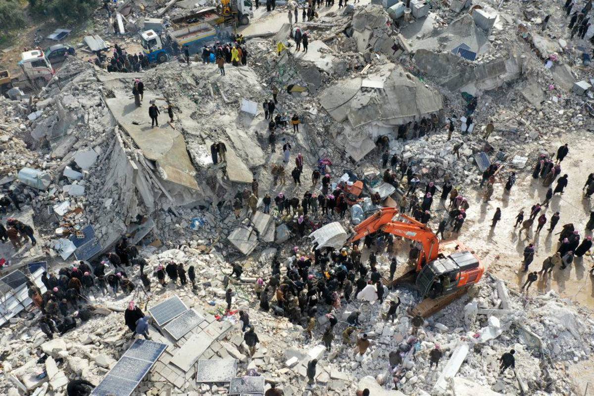 Casi 8 mil muertos por terremotos en Turquía y Siria; buscan contra reloj a supervivientes