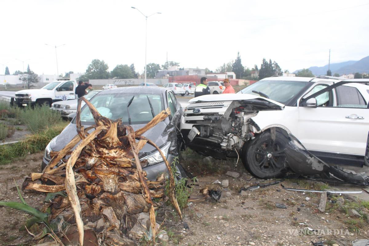 Saltillo: Choque en Emilio Arizpe de la Maza deja cuantiosos daños materiales y moviliza a autoridades