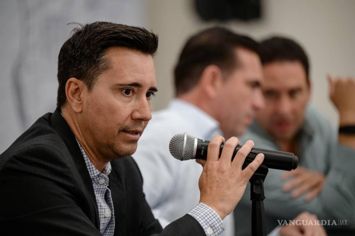 $!Emmanuel Olache Valdés explicó que los trabajos incluyen reforestación, poda, limpieza, pintura y rehabilitación del mobiliario urbano.