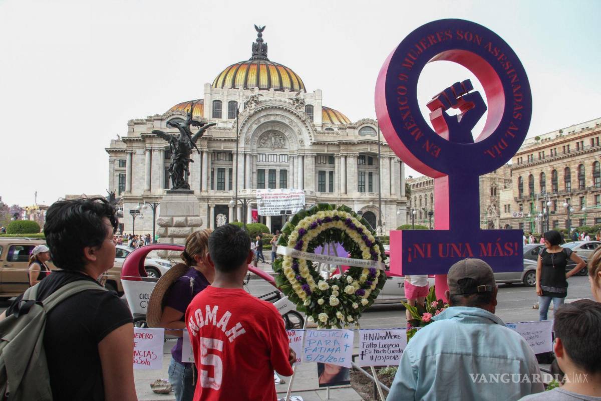 $!Frente al Palacio de Bellas fue colocado el antimonumento contra los feminicidios con una gran cruz que remata con un puño de mujer color morado.