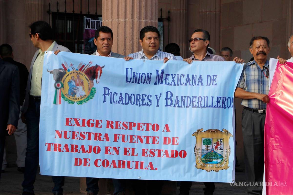 $!Se manifiestan contra la tauromaquia en el Congreso de Coahuila; hay opiniones encontradas