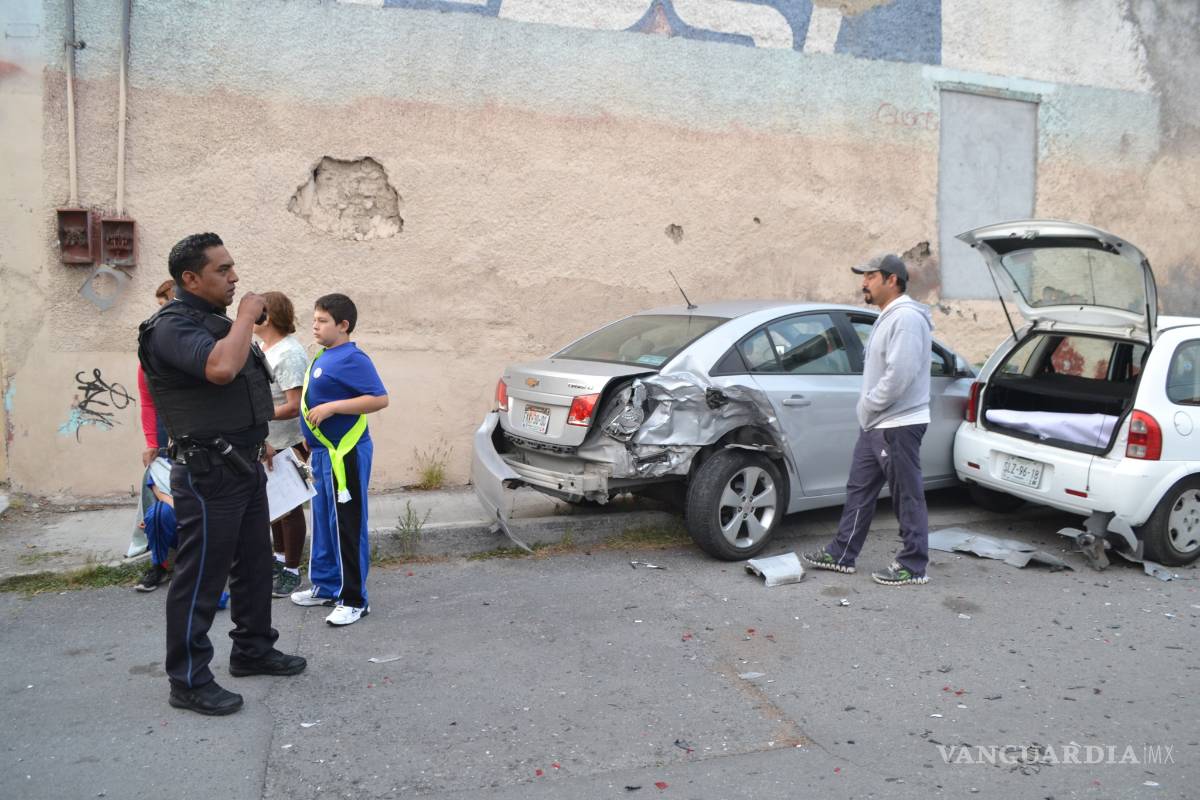 $!Conductor de transporte de personal provoca carambola en Saltillo y termina detenido