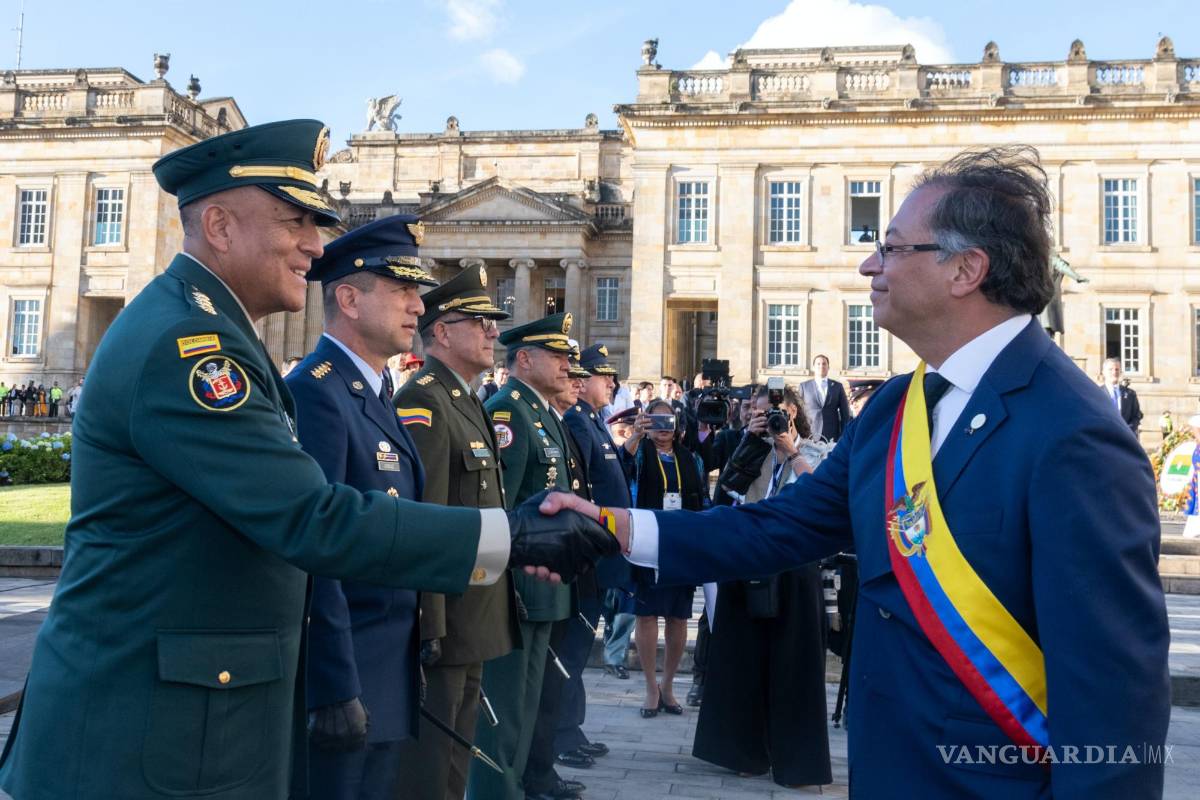 $!El mandatario Gustavo Petro (d) estrecha la mano del Comandante General de las Fuerzas Militares, General Luis Fernando Navarro Jiménez.