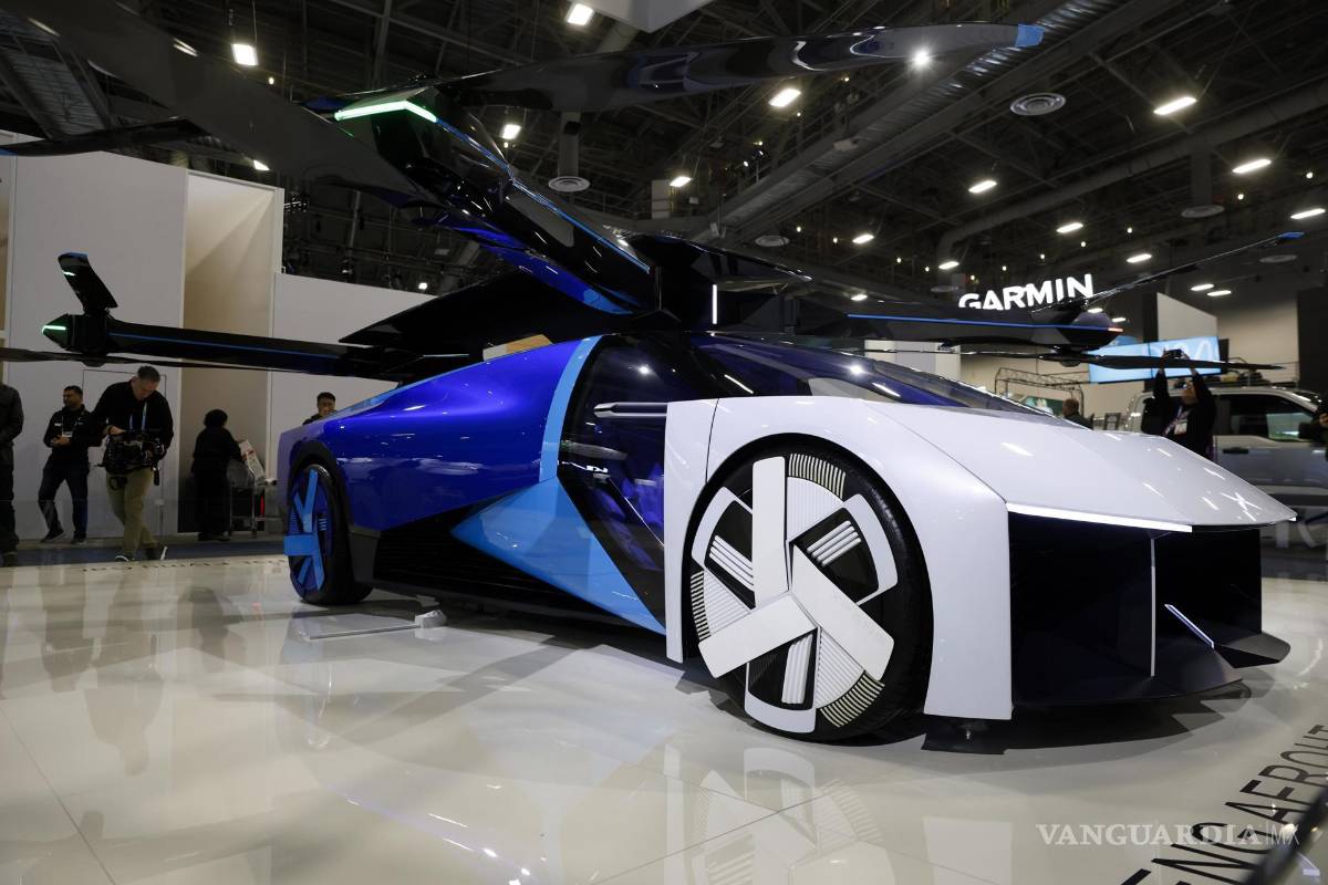$!El automóvil volador eléctrico de despegue y aterrizaje vertical (eVTOL) AeroHT de Xpeng Inc. se exhibe durante el CES de 2024 en Las Vegas, Nevada.