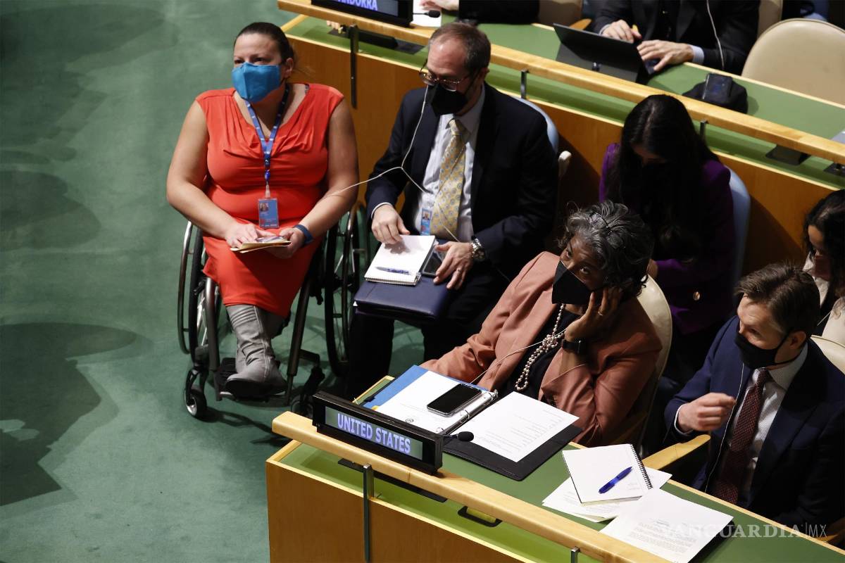 $!La Embajadora de EU ante la ONU, Linda Thomas-Greenfield (c), con su delegación en la Asamblea General de las Naciones Unidas durante en Sede de la ONU.