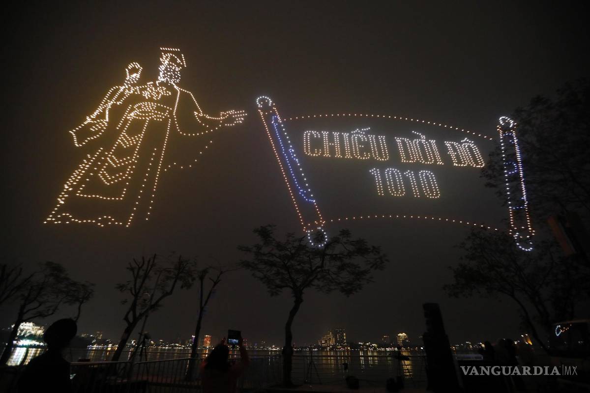 $!Los drones iluminan el cielo durante un espectáculo de luces con drones en la víspera del Año Nuevo Lunar en Hanoi, Vietnam.