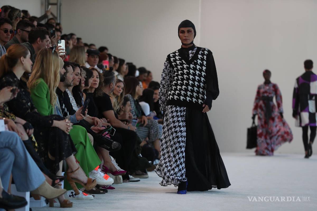 $!Modelos luces las creaciones del diseñador mexicano Benito Santos en el tercer día de actividades del Mercedes-Benz Fashion Week, en Ciudad de México.