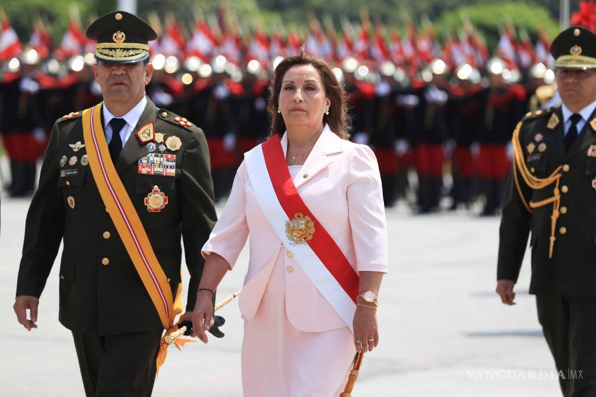 $!La presidenta de Perú, Dina Boluarte (c), preside una ceremonia por la conmemoración de la Batalla de Ayacucho en Lima, Perú.