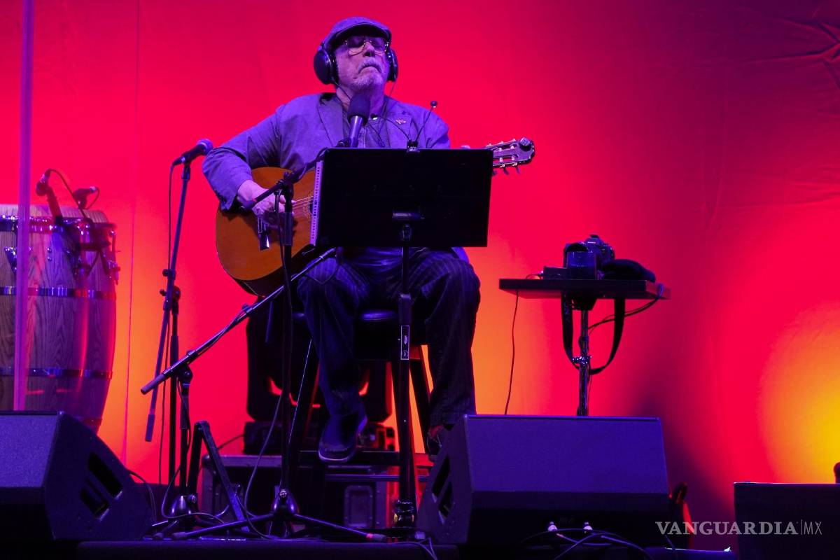 $!El cantautor cubano Silvio Rodríguez durante un concierto gratuito en el Zócalo de la Ciudad de México.