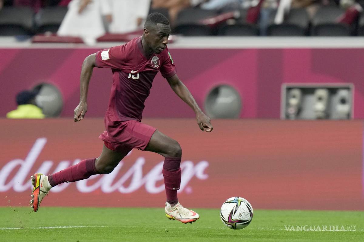 $!30/10/ 2021. Almoez Ali, de la selección de Qatar, durante un partido del Grupo A de la Copa Árabe contra Bahrein, en el estadio Al Bayt en Al Khor, Qatar.