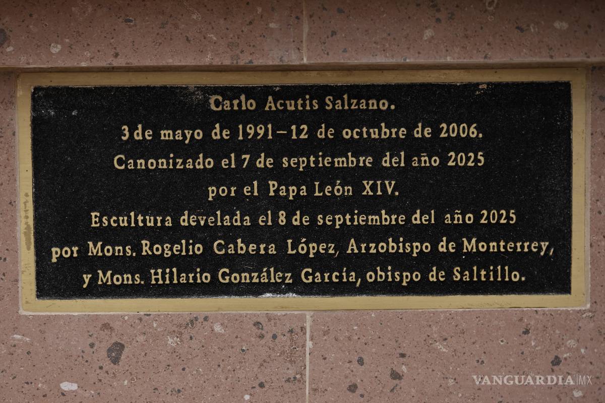 $!La estatua de tamaño natural de Carlo Acutis se colocó en la entrada del nuevo plantel educativo.