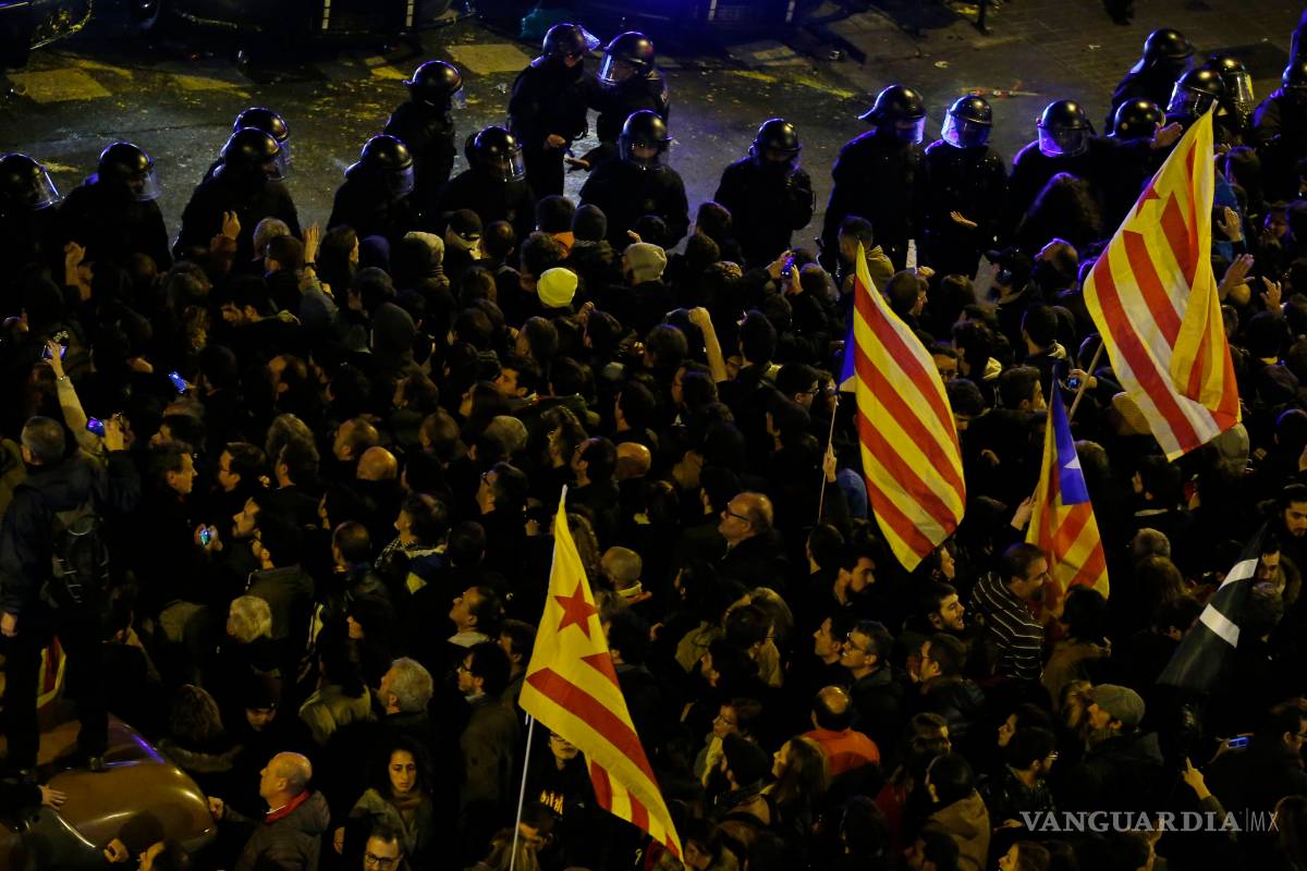 Se manifiestan catalanes contra prisión a independentistas
