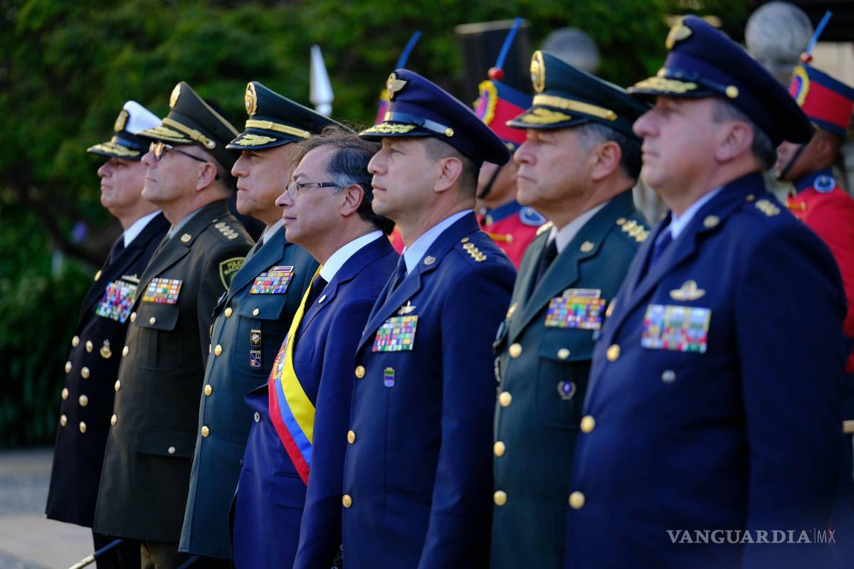 $!El mandatario Gustavo Petro (4d) durante el reconocimiento de la cúpula militar en Casa de Nariño en Bogotá (Colombia).