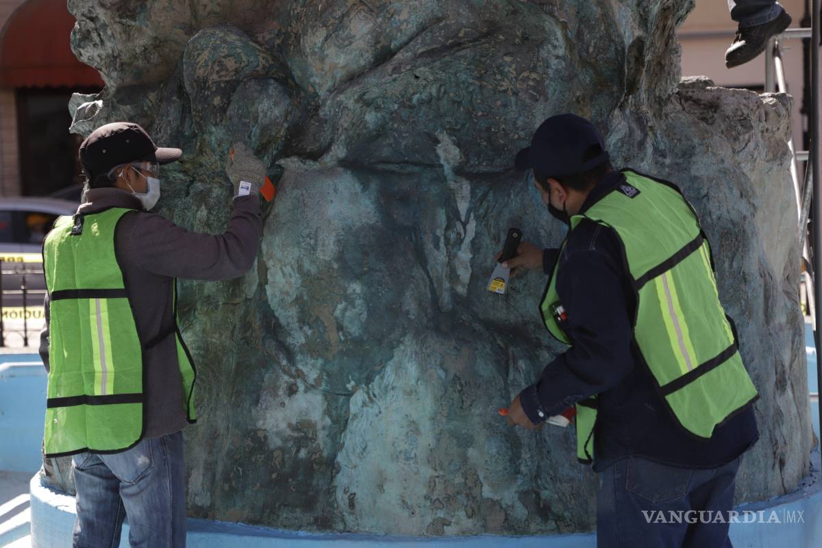 $!En plaza de la Nueva Tlaxcala comienzan trabajos de conservación sobre ‘El indio y el español’