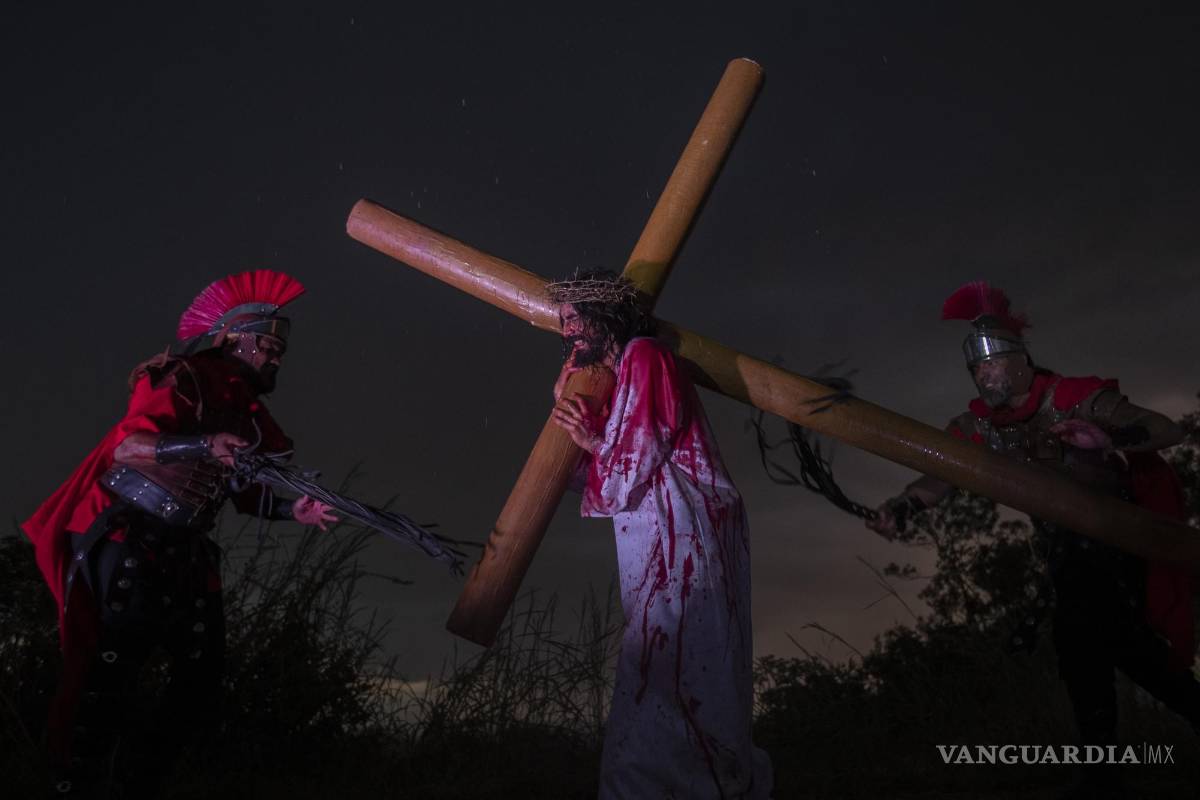 $!Actores representan el viacrucis, en Brasilia (Brasil).