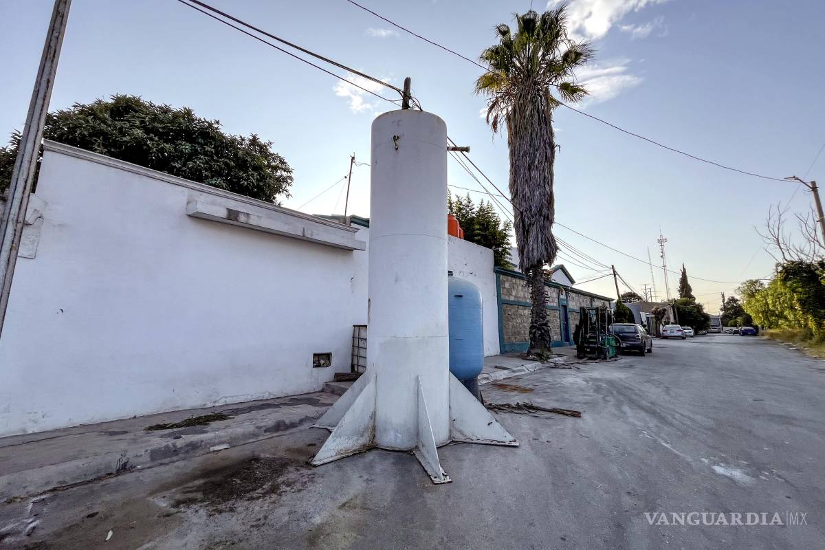 $!Habitantes de la colonia Los Maestros denuncian que un residente usa la vía publica para almacenar objetos de gran tamaño.
