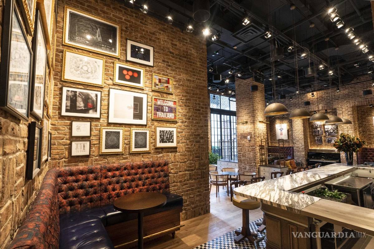 $!Bar y restaurante del Civilian, el nuevo hotel de Nueva York que rinde homenaje al distrito teatral de Broadway y a sus trabajadores. AP/Richard Drew