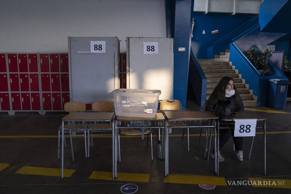 $!Jurados electorales instalan mesas para las elecciones del Consejo Constitucional 2023.