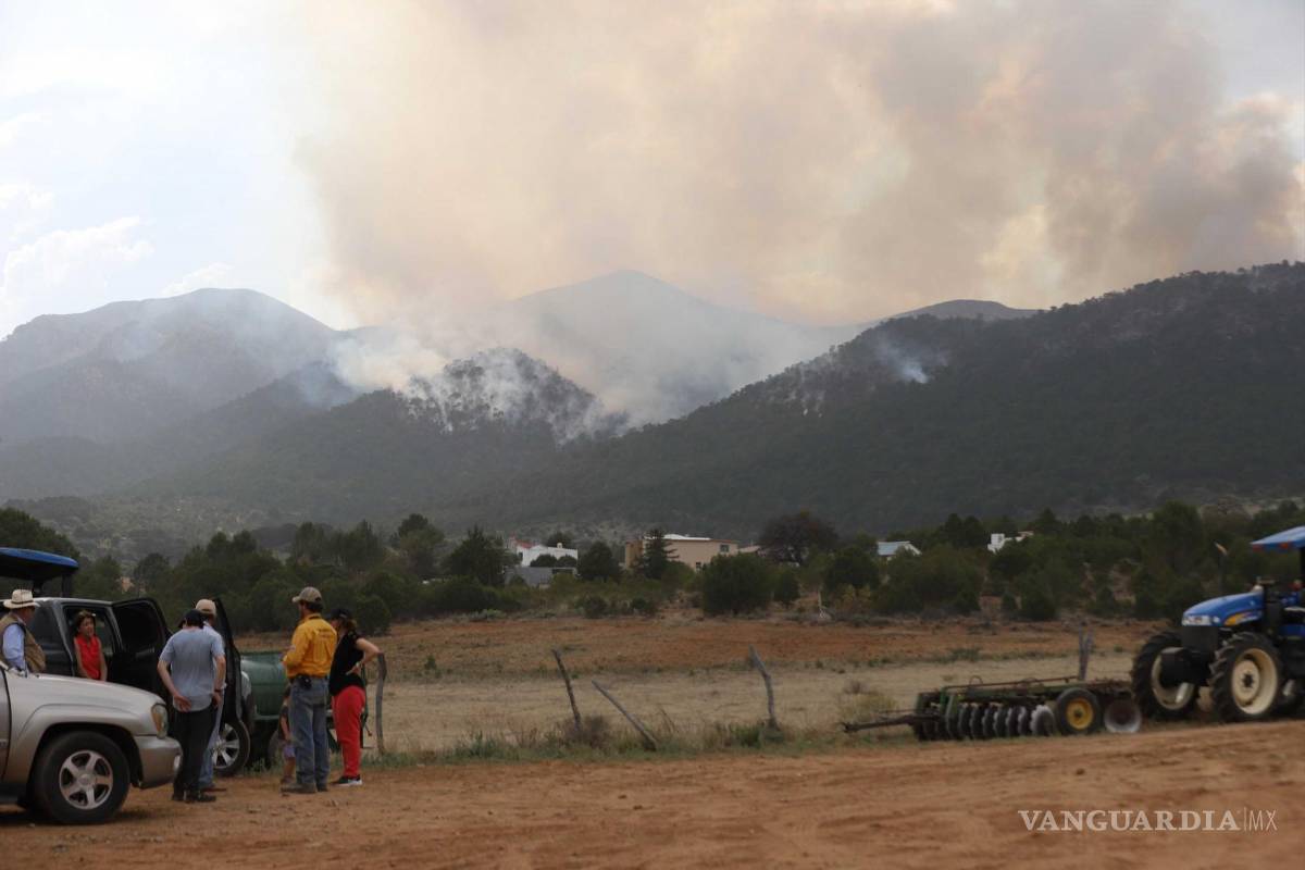 $!Saltillo, Coahuila 18 de mayo del 2022. Se extiende incendio en el cañón de la coyotera.
