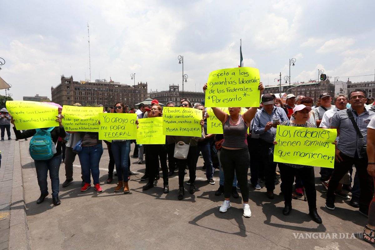 Policías Federales exigen ver a AMLO en protesta frente a Palacio Nacional