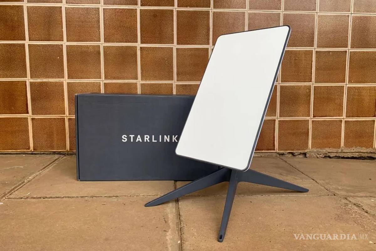 $!Imagen de archivo de la caja de envío y la antena parabólica de uno de los kits de la empresa de servicio a internet satelital de Elon Musk, Starlink.