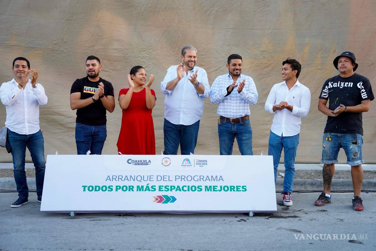 $!El alcalde Tomás Gutiérrez Merino supervisa los trabajos junto a los artistas participantes.