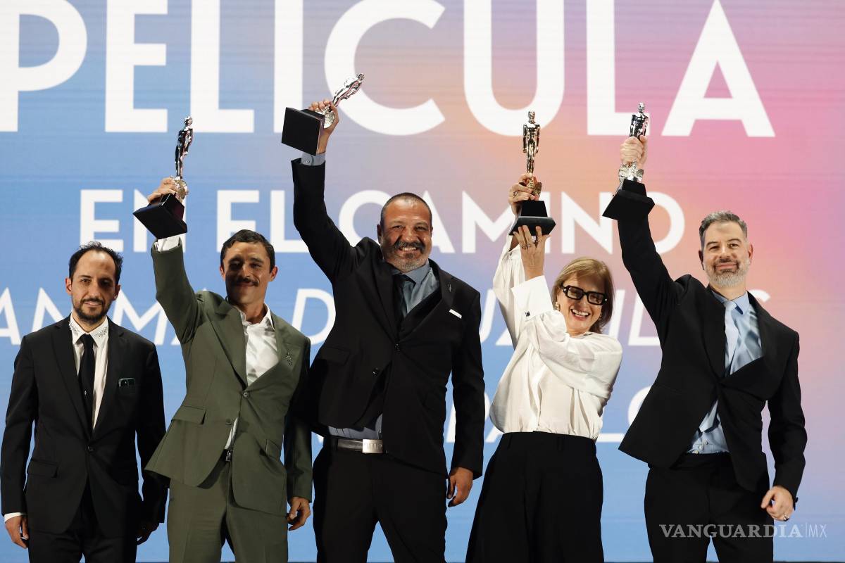 $!El cineasta mexicano David Pablos (d) posa con el premio a mejor película por 'En el camino' este sábado, durante la 68 edición de los Premios Ariel organizados por la Academia Mexicana de Artes y Ciencias Cinematográficas, en Ciudad de México (México). EFE/ Sáshenka Gutiérrez