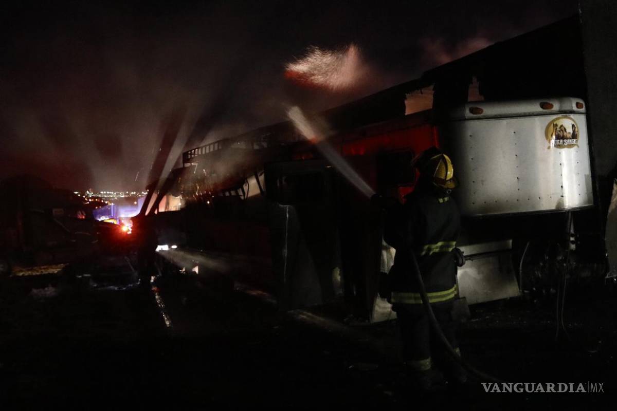 Se detiene el tráfico tras aparatoso choque e incendio en tramo Monterrey-Torreón