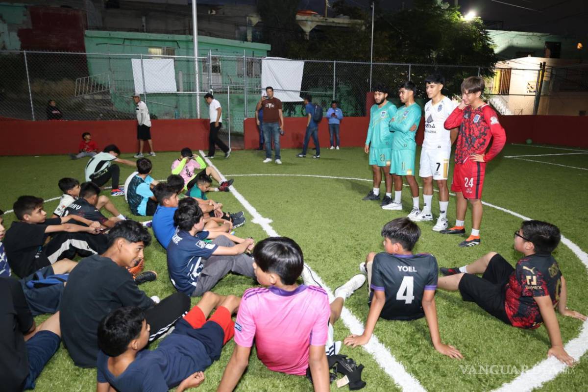 $!Niñas y niños de la colonia Benito Juárez convivieron con jugadores del Club Saltillo Soccer en la cancha de fútbol siete rehabilitada.