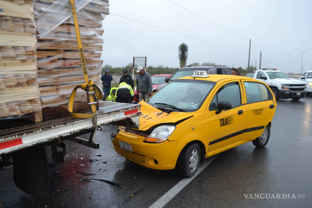 Al hospital pasajera por descuido de un taxista