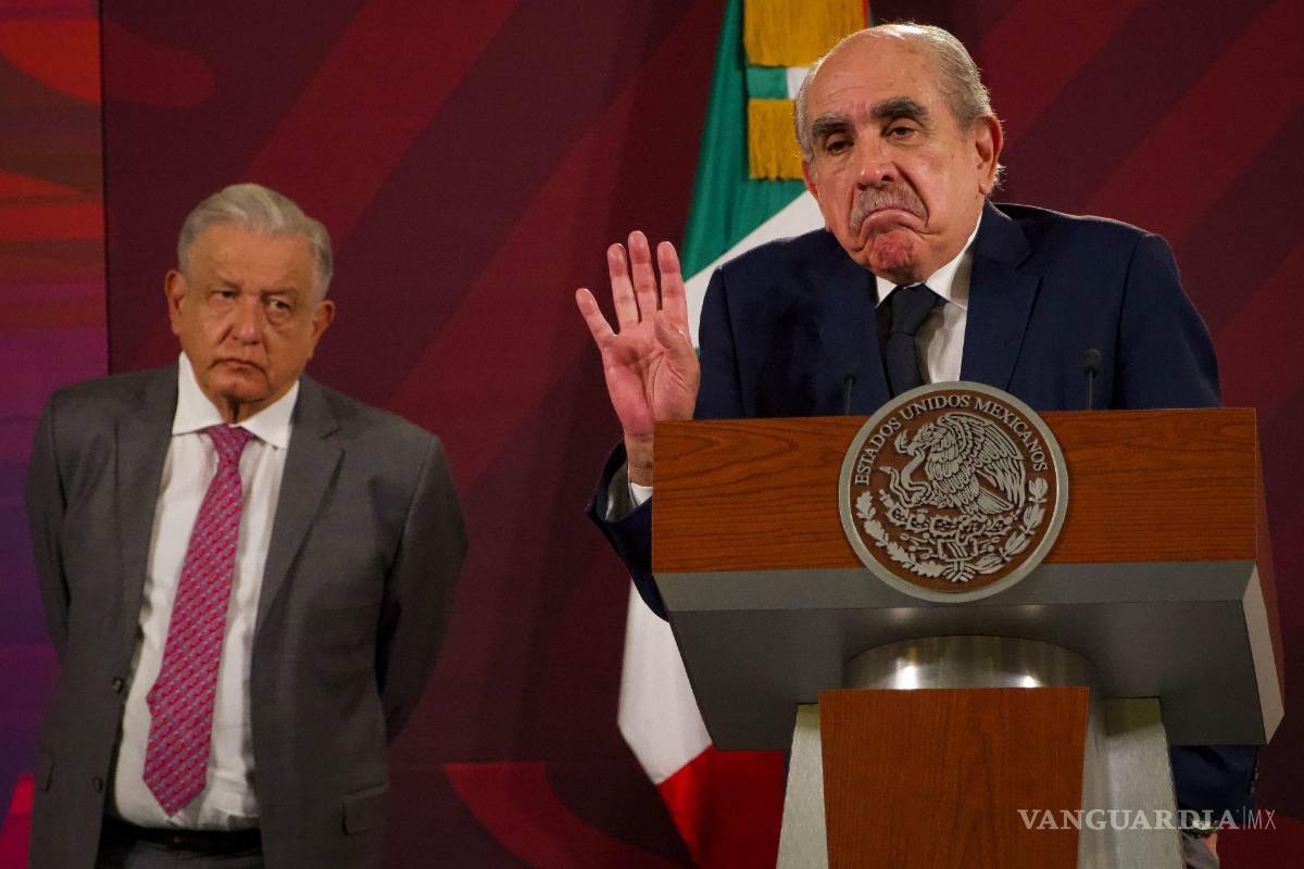 $!Andrés Manuel López Obrador, presidente de México, y Pablo Gómez,titular de la UIF, durante la conferencia matutina desde Palacio Nacional.