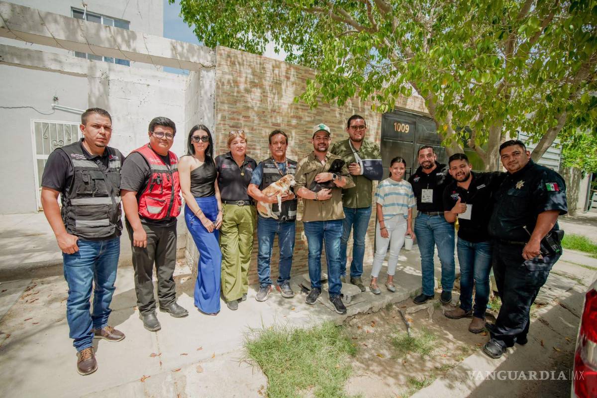 $!Autoridades municipales y representantes de Defensoría Animalista Laguna participaron en el rescate de dos perritas en Villas de Zaragoza.