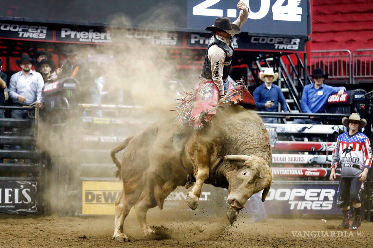 Jinete de toro muere pisoteado en competencia en Denver