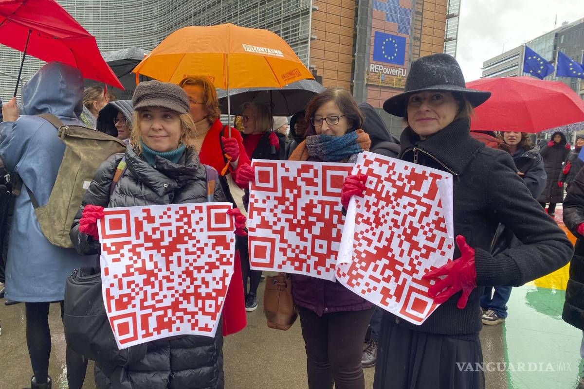 $!Tres mujeres con códigos QR -que esconden mensajes íntimos- en una concentración artística para denunciar la violencia de género en Bruselas.