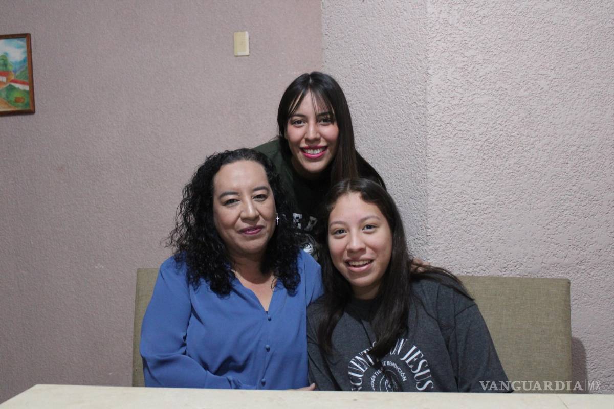 $!A la derecha, Andy, diagnosticada con lupus, a la izquierda su madre Ana Rosa y arriba su hermana Ana Sofía, quienes siempre la han acompañado.