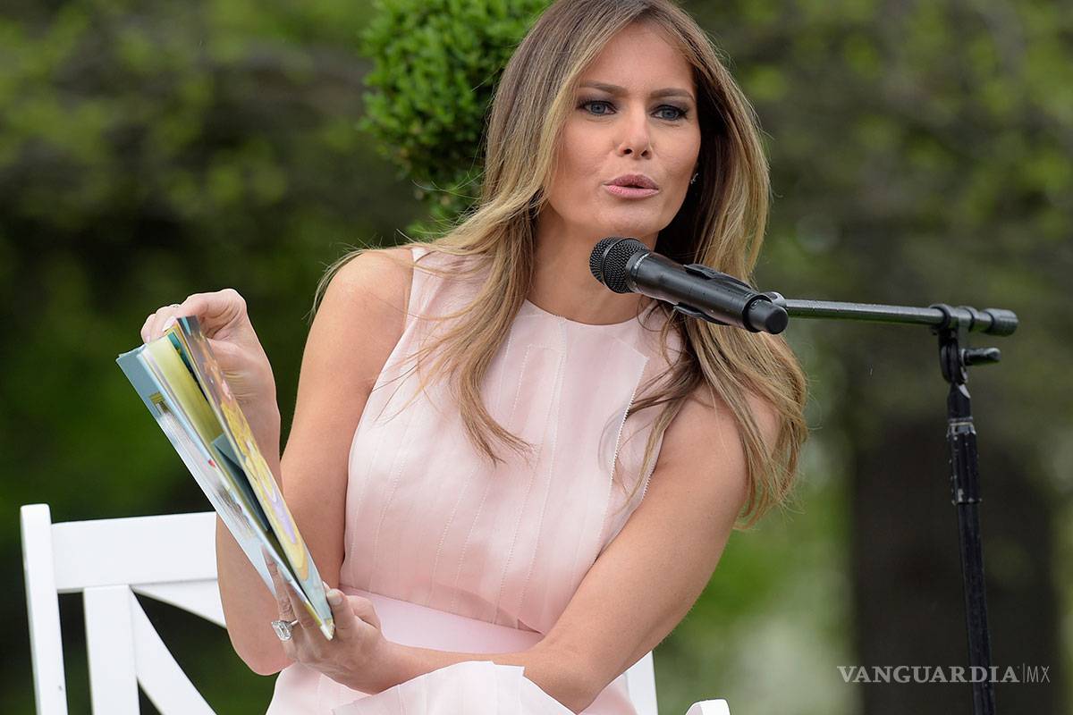 $!Con un codazo, Melania le recuerda a Trump el protocolo hacia la bandera de los EU